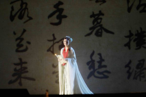 9月7日,在美國舊金山戰(zhàn)爭紀(jì)念歌劇院,,飾演黛玉的韓國女高音曹青在歌劇《紅樓夢》首演前最后一次彩排中表演,。(資料圖