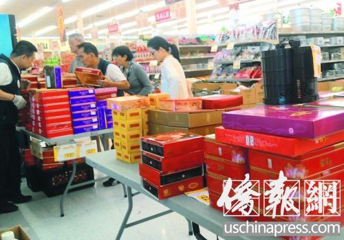 民眾挑選減價月餅,。(美國《僑報》/翁羽