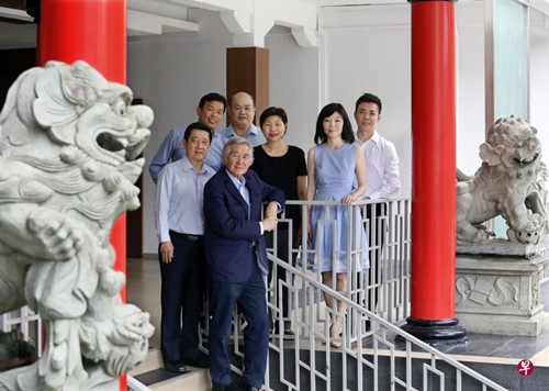 新加坡華族文化中心將設新加坡華族文化貢獻獎,,評審主席是劉太格(前),。后排左起是文化中心總裁朱添壽、貢獻獎工委會副主席何偉山,、文化中心董事曾憲民,、工委會委員余登鳳,、工委會主席兼評審胡文雁和文化中心副總裁潘宣輝。(新加坡《聯(lián)合早報》/梁麒麟
