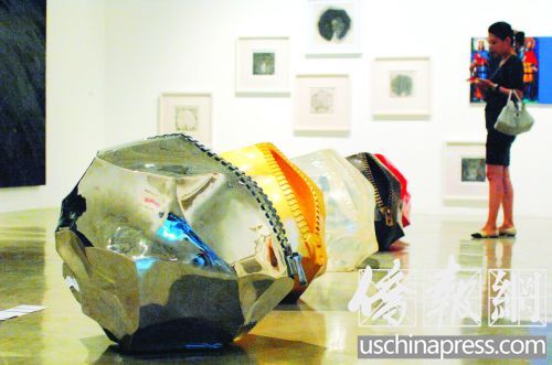 何建成的裝置作品,,石頭,,生命……(美國《僑報》/章寧