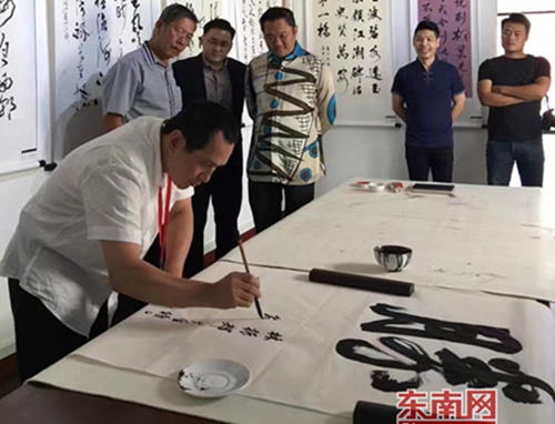 在泉州文化周活動(dòng)上,,泉州市書法家協(xié)會(huì)主席蔡宗偉正在參與書法交流活動(dòng),。