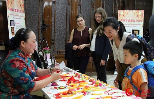 德國·中國安徽文化周活動9月24日-26日在波恩舉行,。圖為非遺傳人現(xiàn)場制作剪紙,。人民網(wǎng)記者管克江攝