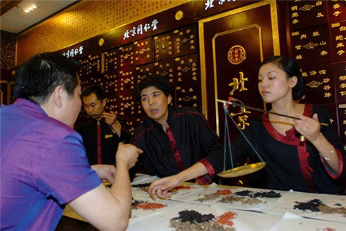 北京同仁堂集團有限公司的員工在四川成都的同仁堂分店為顧客配置中藥,。該集團計劃在未來五年里開設(shè)至少200家國外分支機構(gòu)。(中國日報