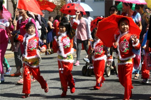 哈里森兒童舞蹈藝術(shù)團的華裔小演員,在多元文化節(jié)表演獲好評。(美國《世界日報》/何迎華