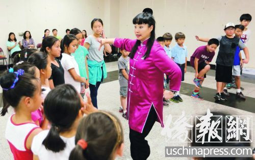 孩子們圍著中國著名京劇表演藝術(shù)家孫萍,聽她講解,。(美國《僑報》/邱晨