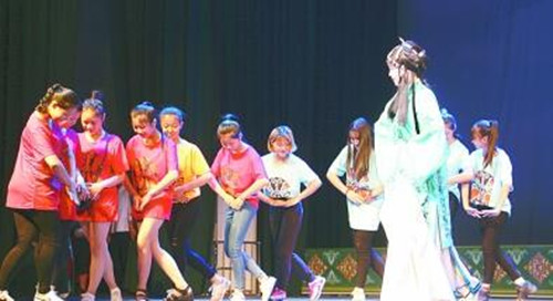 開學(xué)伊始,湖北孝感的學(xué)生們向戲曲演員學(xué)習(xí)基本動(dòng)作,。(資料圖)