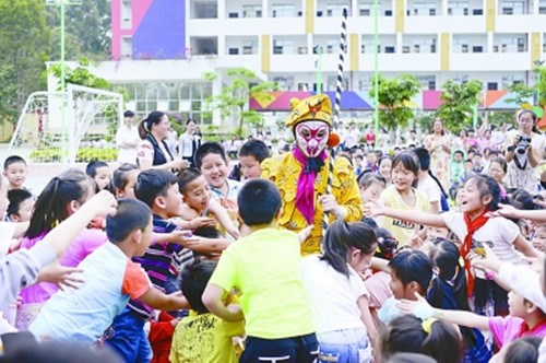 廣西戲劇院京劇團來到南寧市萬秀小學演出,。(周仕興