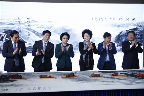 10月11日,由中國國務院僑務辦公室,、天津市政府,、中國美術(shù)家協(xié)會共同主辦的第二屆“文化中國·全球華人書畫展”在天津美術(shù)館開幕。中國十二屆全國政協(xié)副主席李海峰(左三),、國務院僑務辦公室主任裘援平(右三),、天津市委常委、市委統(tǒng)戰(zhàn)部長王宏江(左二),、中國美術(shù)家協(xié)會主席劉大為(右二),、天津市副市長趙海山(左一)、天津市政協(xié)副主席劉長喜(右一)等出席開幕式,。(法國《歐洲時報》/特約記者王駿