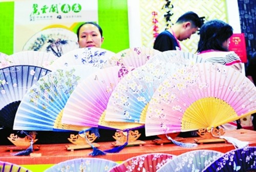 9月23日,上?!?016中華老字號(hào)博覽會(huì)”上,,一家傳統(tǒng)制扇企業(yè)在展示自己的產(chǎn)品,。(《光明日?qǐng)?bào)》資料圖)