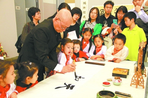崔仁輝教授現(xiàn)場(chǎng)向小朋友們演示書(shū)法藝術(shù)(資料圖)