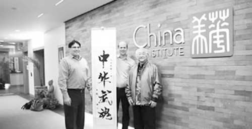 2016年“聯(lián)合國中文日”系列慶祝活動后,,八卦掌協(xié)會會長王翰之(右一)率領代表團前往美國“華美協(xié)進社”進行訪問交流,。(資料圖片)