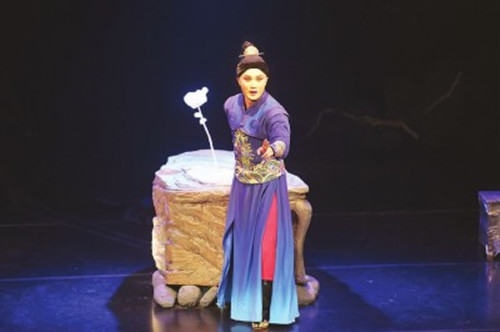 昆曲演員張軍分飾掘墓人,、亡靈、奧菲利亞,、哈姆雷特四個(gè)角色,跨越昆曲生,、旦,、凈、丑四大門類,。(葉辰亮