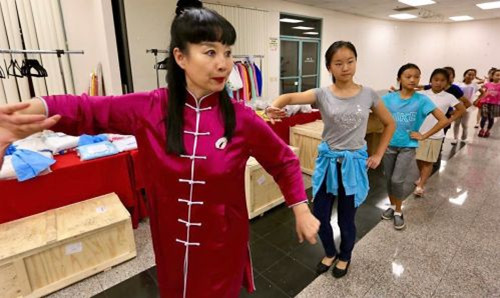 著名京劇表演藝術(shù)家孫萍在洛杉磯傳授孩子們京劇表演藝術(shù),。(美國(guó)《僑報(bào)》/邱晨