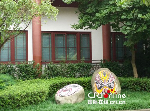 川劇院隨處可見(jiàn)的臉譜造型,。(唐遠(yuǎn)貴