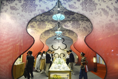 圖為參觀者在展館參觀陶瓷展品,。