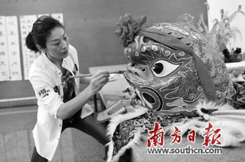 李清華在為小金口麒麟補(bǔ)色,。(梁維春