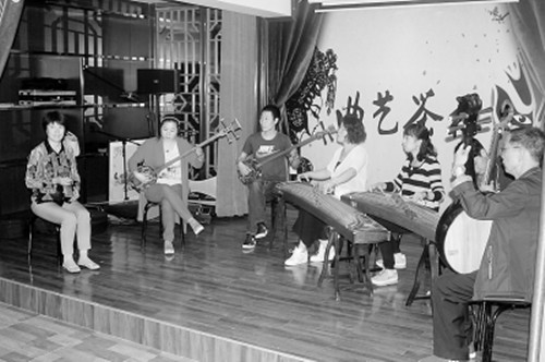 南陽(yáng)師院的學(xué)生在大調(diào)曲聯(lián)誼會(huì)上伴奏。