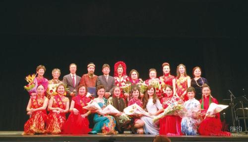 武漢京劇院院長(zhǎng)劉子微率90余人的代表團(tuán)以及京劇名家張克來(lái)到法拉盛獻(xiàn)唱。(僑報(bào)記者宋旸攝)