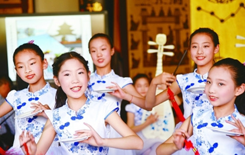 揚(yáng)州市邗江區(qū)小學(xué)生在學(xué)習(xí)傳統(tǒng)戲曲,。(許應(yīng)田