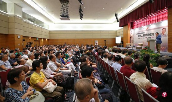 鳳凰衛(wèi)視《文化大觀園》總策劃兼主持人王魯湘談華人民間信仰,,報(bào)業(yè)中心禮堂座無(wú)虛席。(新加坡《聯(lián)合早報(bào)》/葉振忠