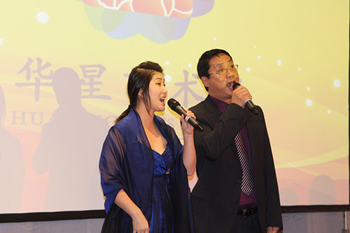 中國僑網(wǎng)德國僑界著名歌唱家伉儷李想(右)和鄢飛飛獻唱,。(德國《歐洲時報》/方勇 攝)