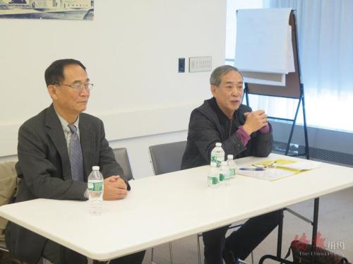 張景濤(左),、吳曉濱(右)精彩講解《野豬林》。(美國(guó)《僑報(bào)》/王伊琳