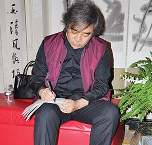 宋文京為民眾題字。(美國(guó)《僑報(bào)》/何心怡