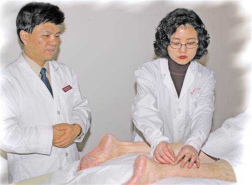 陽劍鋒(左)與夫人正在為病人施針。