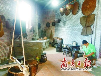 藤草文化博物館內(nèi),,一名手工藝者正在編織花簍,。