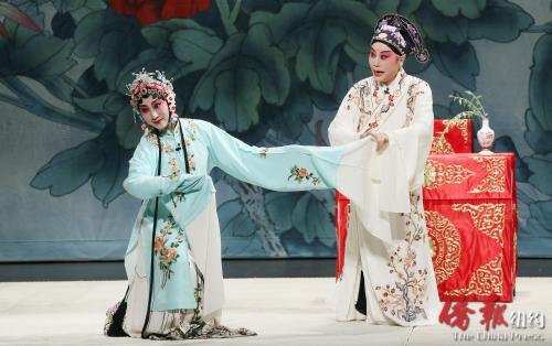 岳美緹,、沈昳麗在紐約演出,兩人分別飾演柳夢(mèng)梅和杜麗娘,。(美國(guó)《僑報(bào)》/管黎明