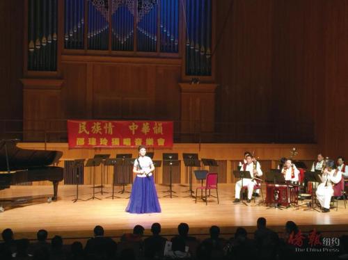 邵瑋玲演唱小二黑結(jié)婚選曲,。(美國(guó)《僑報(bào)》/宋旸