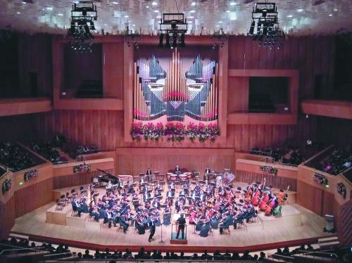 日前,,紀(jì)念前蘇聯(lián)偉大作曲家肖斯塔科維奇誕辰110周年交響音樂會在哈爾濱音樂廳舉行,。(陳賀