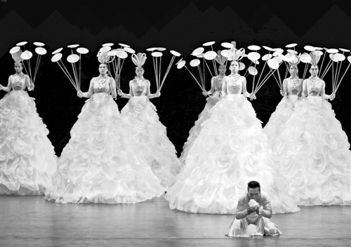 由中國(guó)湖南省雜技藝術(shù)劇院創(chuàng)作演出的雜技劇《夢(mèng)之旅》在美國(guó)芝加哥西郊杜佩奇學(xué)院演出。(新華社