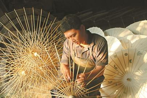 畢原紳在制作油紙傘,。(受訪者供圖)