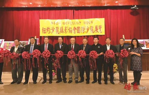主辦方與嘉賓一起為本次影展剪彩,。(美國《僑報》/陳辰
