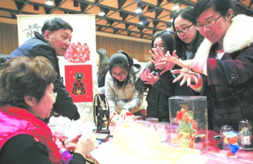 11月23日,,2016年上海市非物質(zhì)文化遺產(chǎn)進高校系列活動在上海師范大學(xué)揭幕。圖為學(xué)生在學(xué)習(xí)了解海派面塑制作,。新華社記者