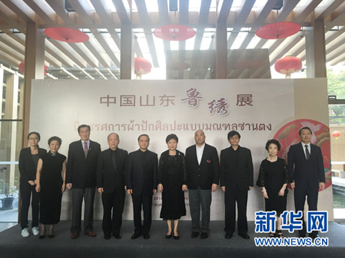 11月26日,,中國駐泰國大使夫人初慶玲,、中國駐泰國大使館文化參贊陳疆及眾嘉賓出席“中國山東魯繡展”開幕式。(尤東婕