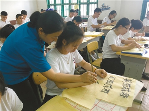 中國(guó)僑網(wǎng)老撾學(xué)生用毛筆工整地寫(xiě)下“美麗成都”,。(胡清 攝)