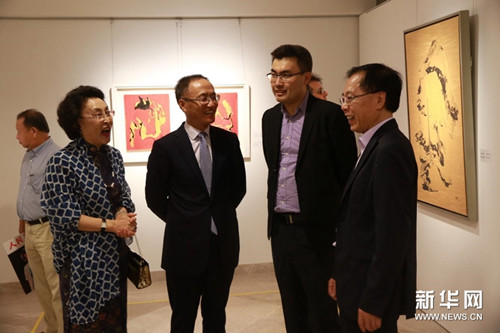 中國(guó)僑網(wǎng)11月27日,,“趙莉詩(shī)意抽象派油畫展”在新加坡舉行。圖為詩(shī)意抽象派油畫畫家趙莉(左一)為中國(guó)駐新加坡大使陳曉東(左二),、中國(guó)駐新加坡大使館文化參贊肖江華(右一)介紹畫展情況,。