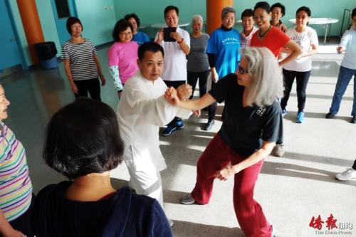 中國僑網(wǎng)佛山太極推手始創(chuàng)人肖兵28日在兩橋社區(qū)中心授技中西長者。(美國《僑報》/葉永康 攝)