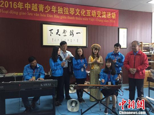 中國僑網(wǎng)圖為中越青年共同獨弦琴演奏。李敏軍 攝