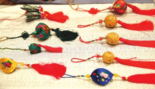 中國(guó)僑網(wǎng)精美的展品流露出濃郁的傳統(tǒng)文化氣息,。(資料圖)
