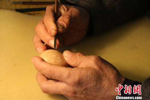 中國(guó)僑網(wǎng)李世華正在進(jìn)行雕刻,。(陳彩燕 攝)
