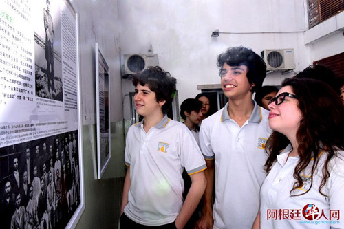 中國(guó)僑網(wǎng)學(xué)校學(xué)生在觀看圖片展,。(阿根廷華人網(wǎng)/柳軍 攝)