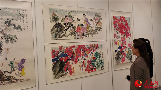 中國(guó)僑網(wǎng)泰國(guó)民眾在欣賞中國(guó)藝術(shù)家的繪畫(huà)作品。 楊謳 攝
