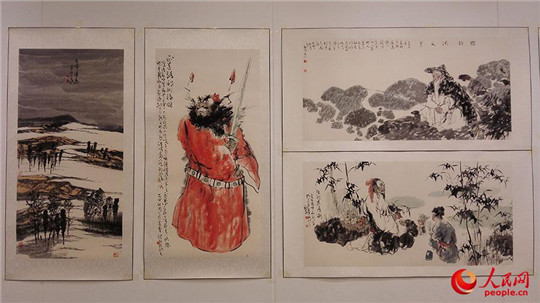 中國(guó)僑網(wǎng)泰國(guó)民眾在欣賞中國(guó)藝術(shù)家的繪畫(huà)作品,。 楊謳 攝