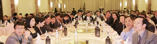 中國僑網(wǎng)圖片為慰問演出現(xiàn)場,。(《歐洲時(shí)報(bào)》/夏曉彤 攝)