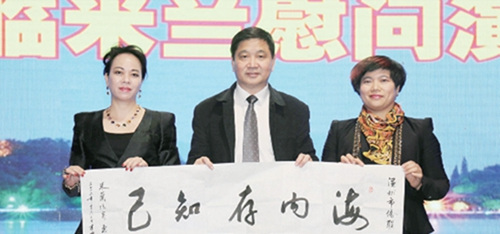 中國僑網(wǎng)米蘭僑界代表向慰問團(tuán)贈(zèng)送紀(jì)念品。(《歐洲時(shí)報(bào)》/夏曉彤 攝)