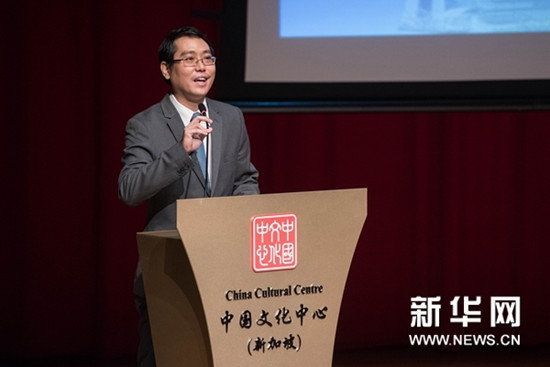 中國(guó)僑網(wǎng)彭俊豪在中新人文交流論壇上發(fā)表演講。新華網(wǎng)發(fā) 王應(yīng)耀攝