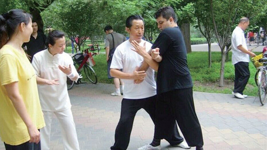 中國(guó)僑網(wǎng)2011年8月,高繼武在北京官園公園向楊希龍傳授八卦掌七十二招,。(《歐洲時(shí)報(bào)》/曉明 攝)
